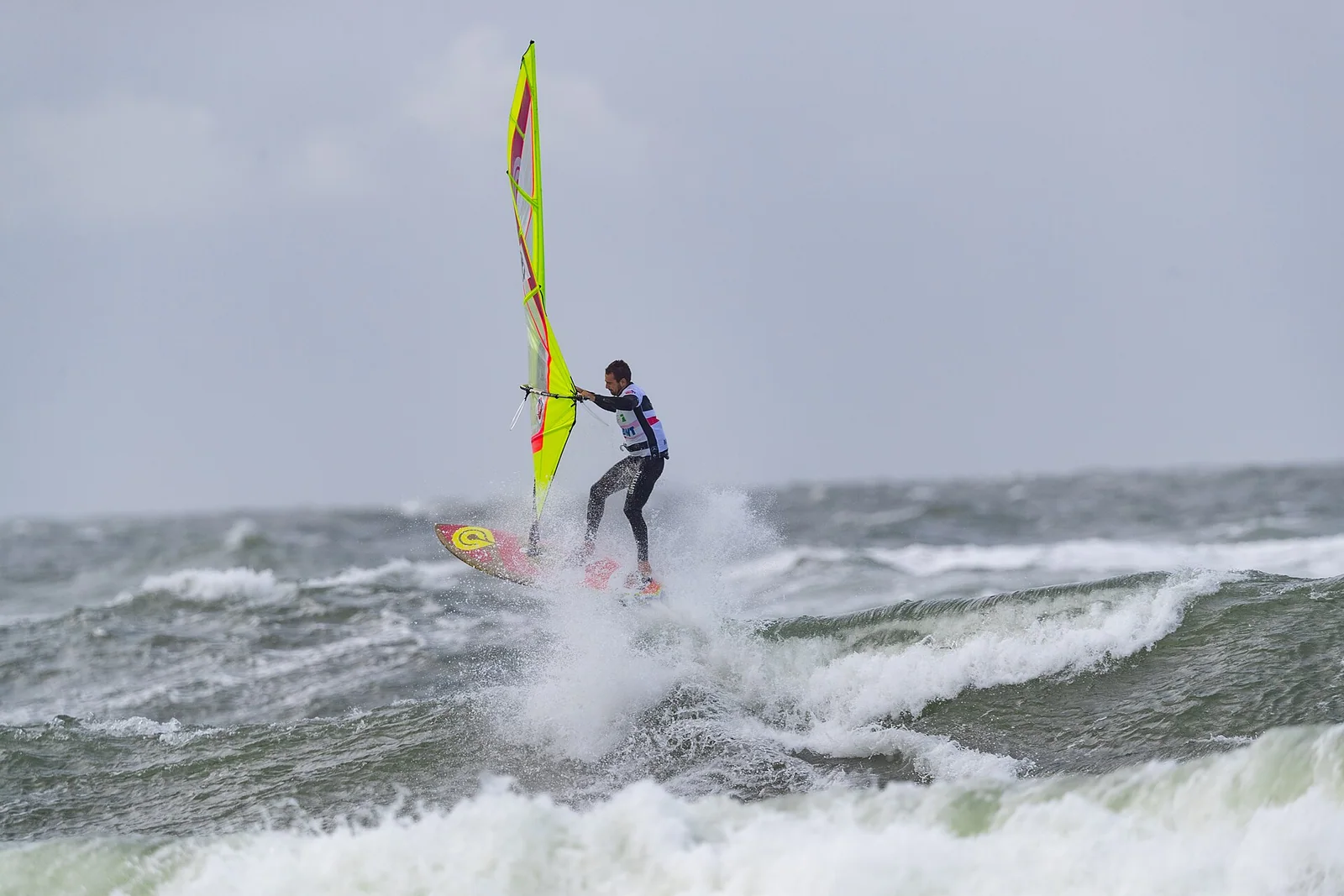 Marcilio Browne navegando en olas en Sylt, 2019