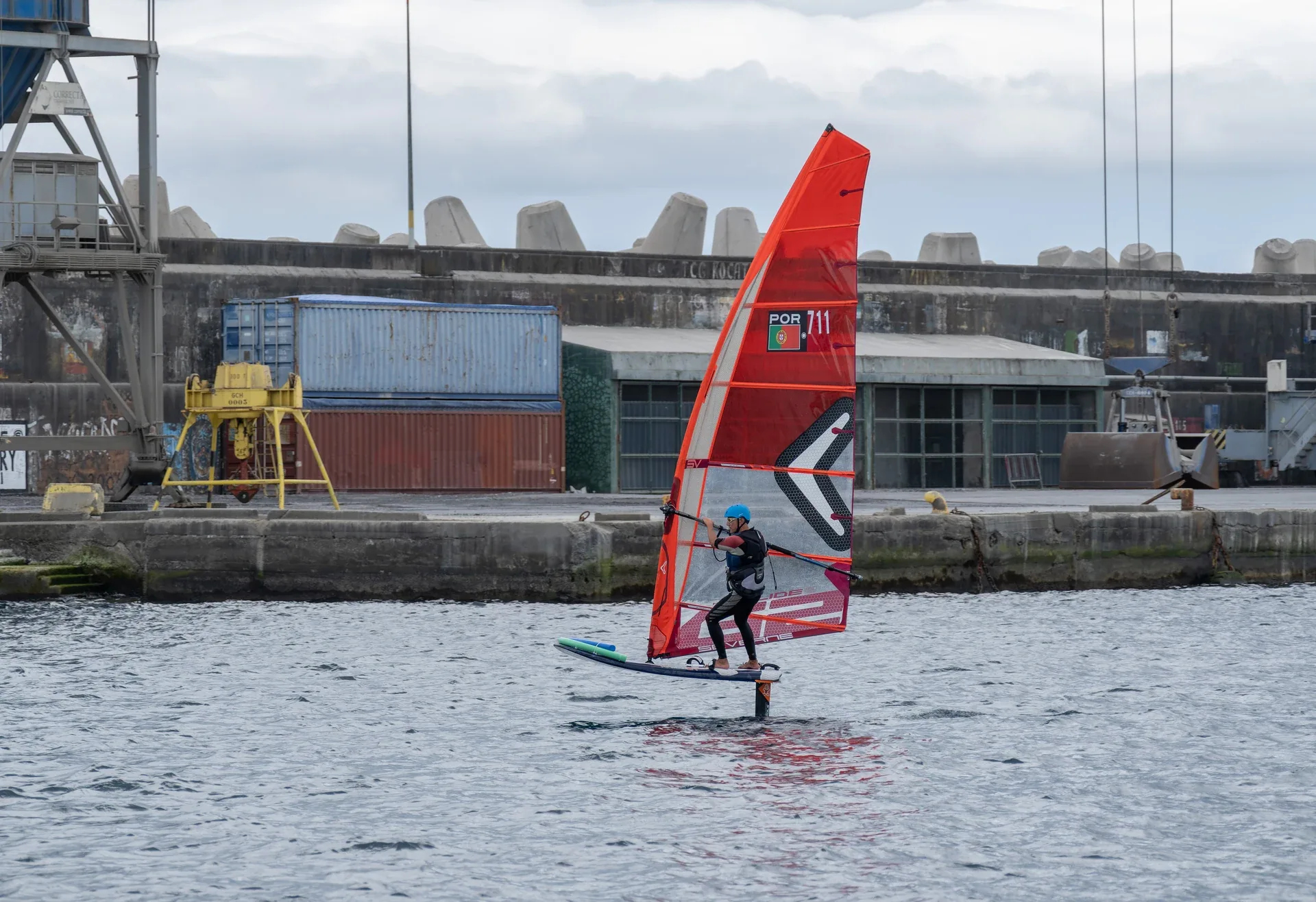 Windsurfista navegando sobre foil en Ponta Delgada