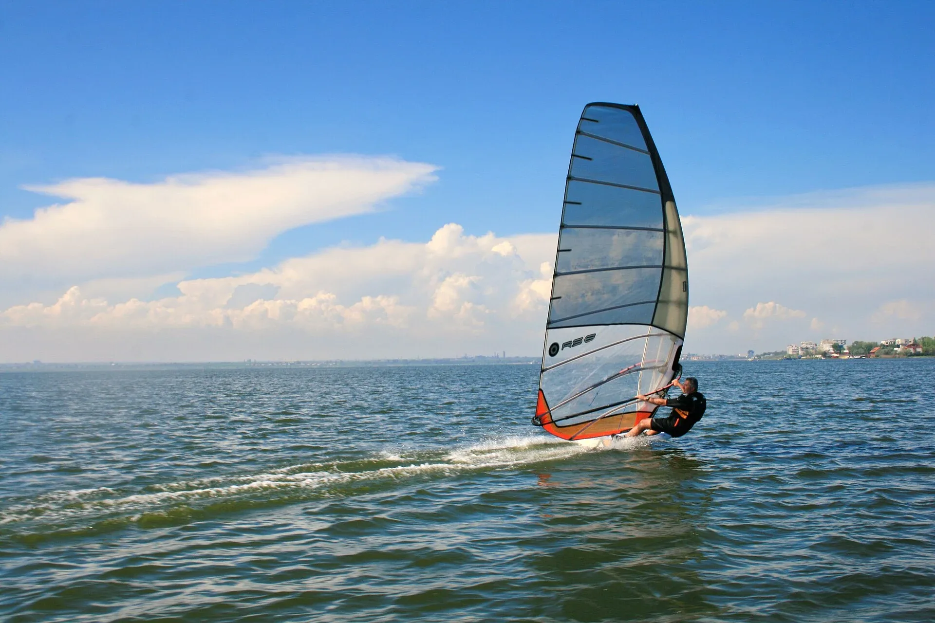 Windsurfista navegando con una tabla y un aparejo Formula