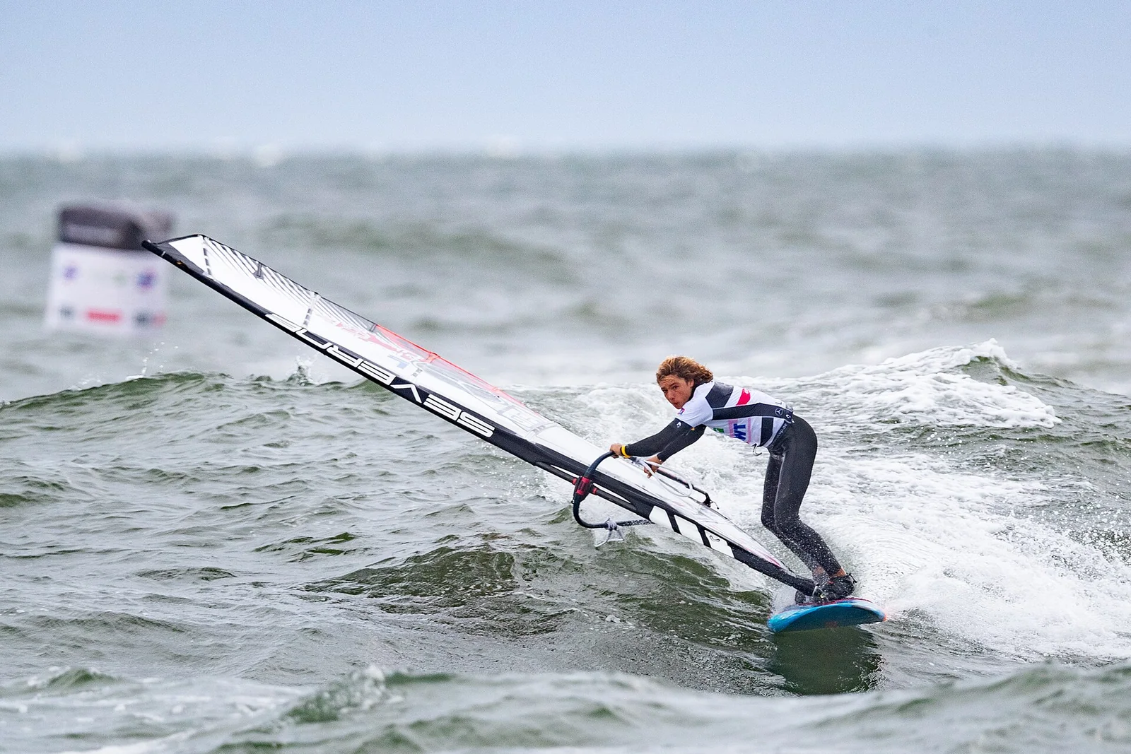 Lennart Neubauer durante una maniobra de freestyle en Sylt, 2019