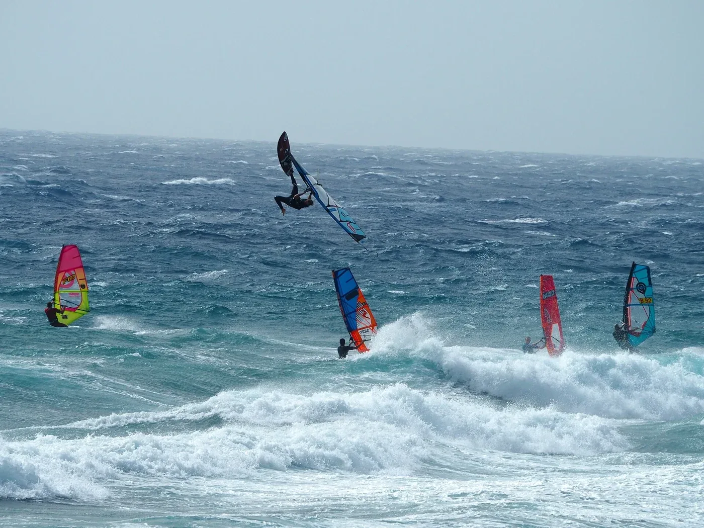 Windsurfistas navegando y saltando en Gran Canaria