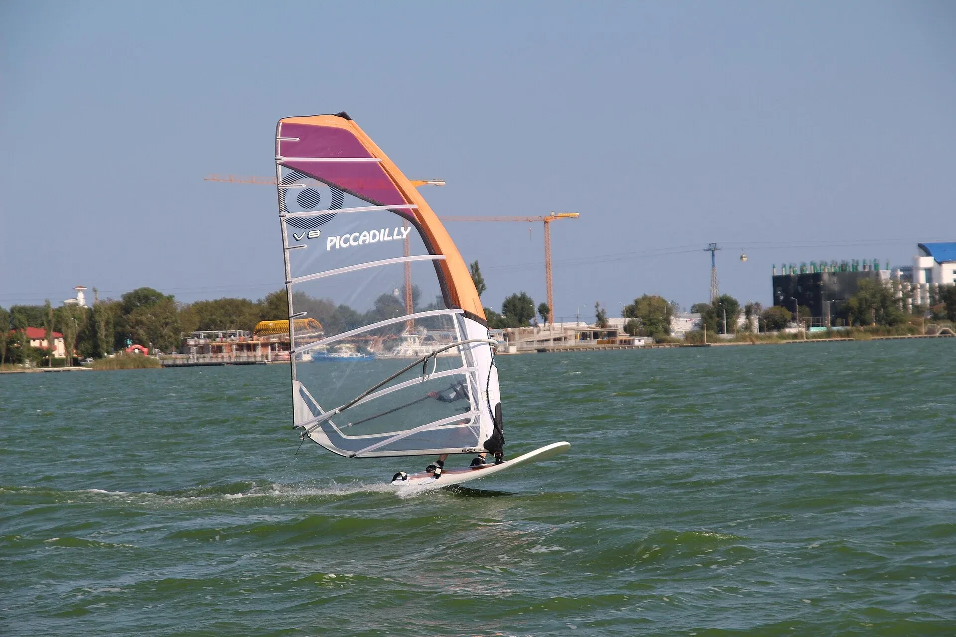 Windsurfista navegando con una vela V8
