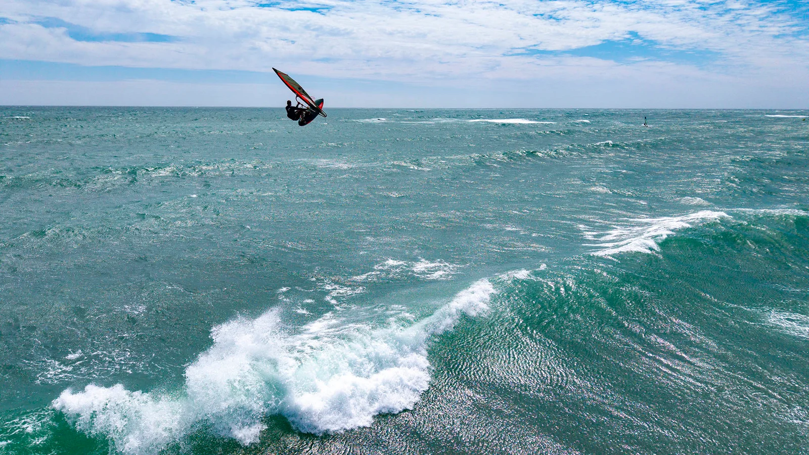 Jaeger Stone navegando en olas con material SEVERNE de la gama 027