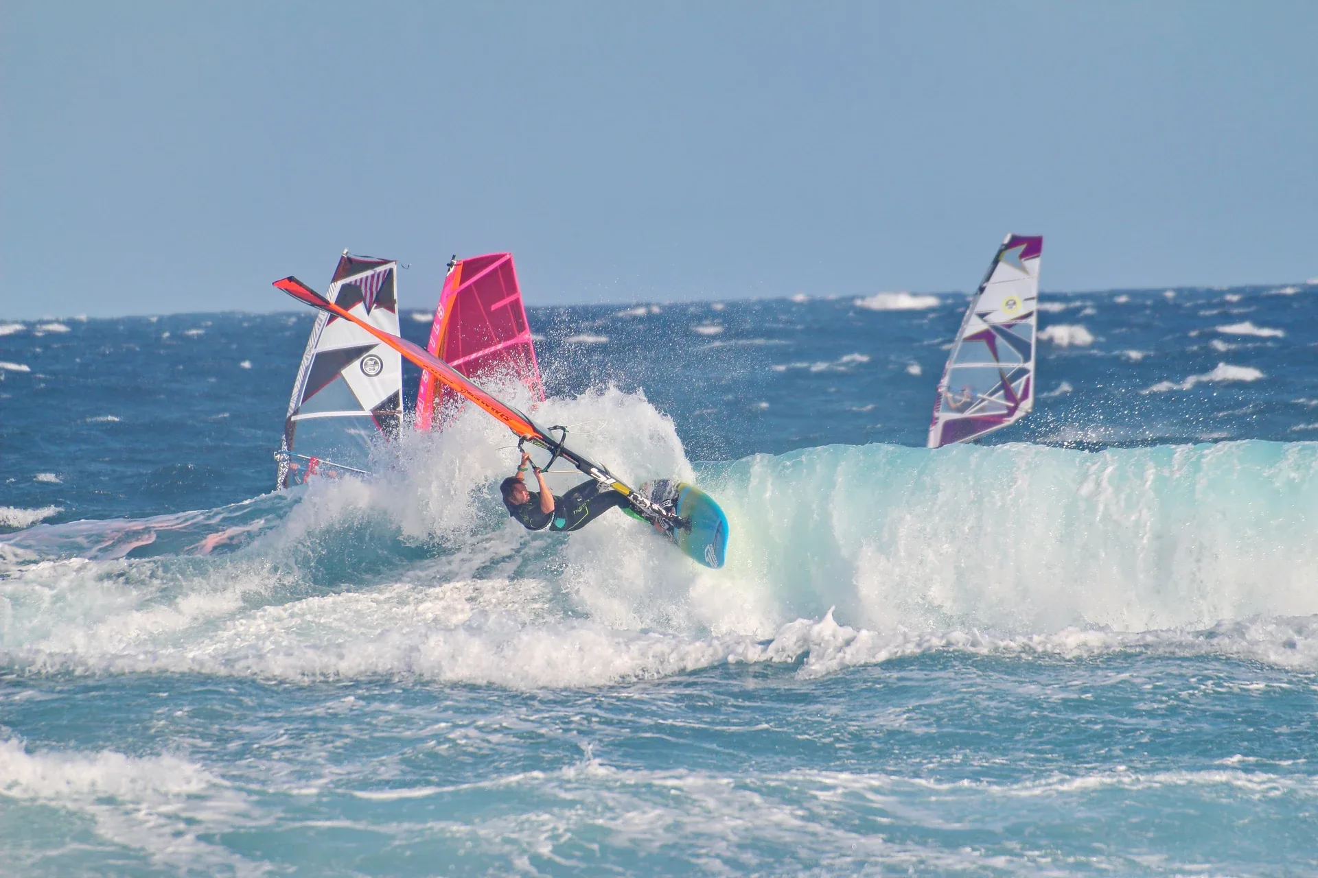 Windsurfista trazando una ola